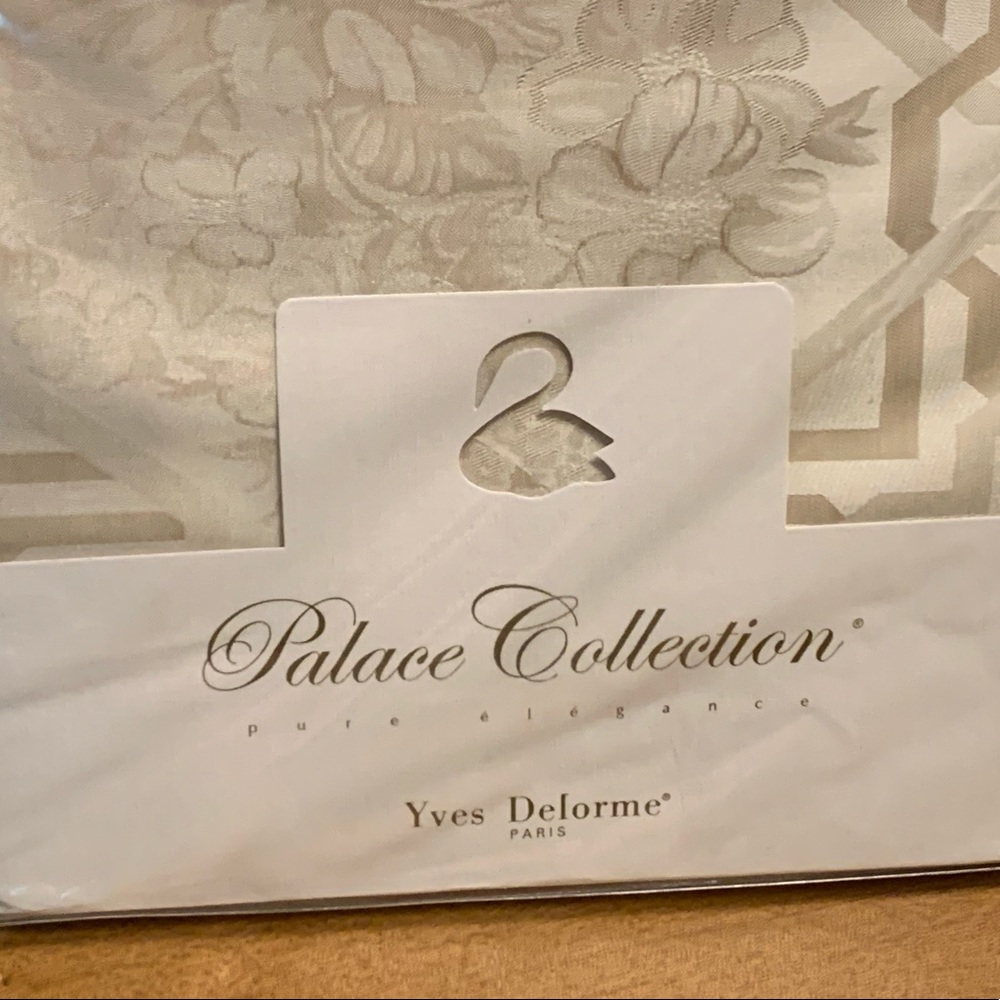 Yves Delorme Paris “Enlacer” Queen Duvet cover,  NEW with tags.